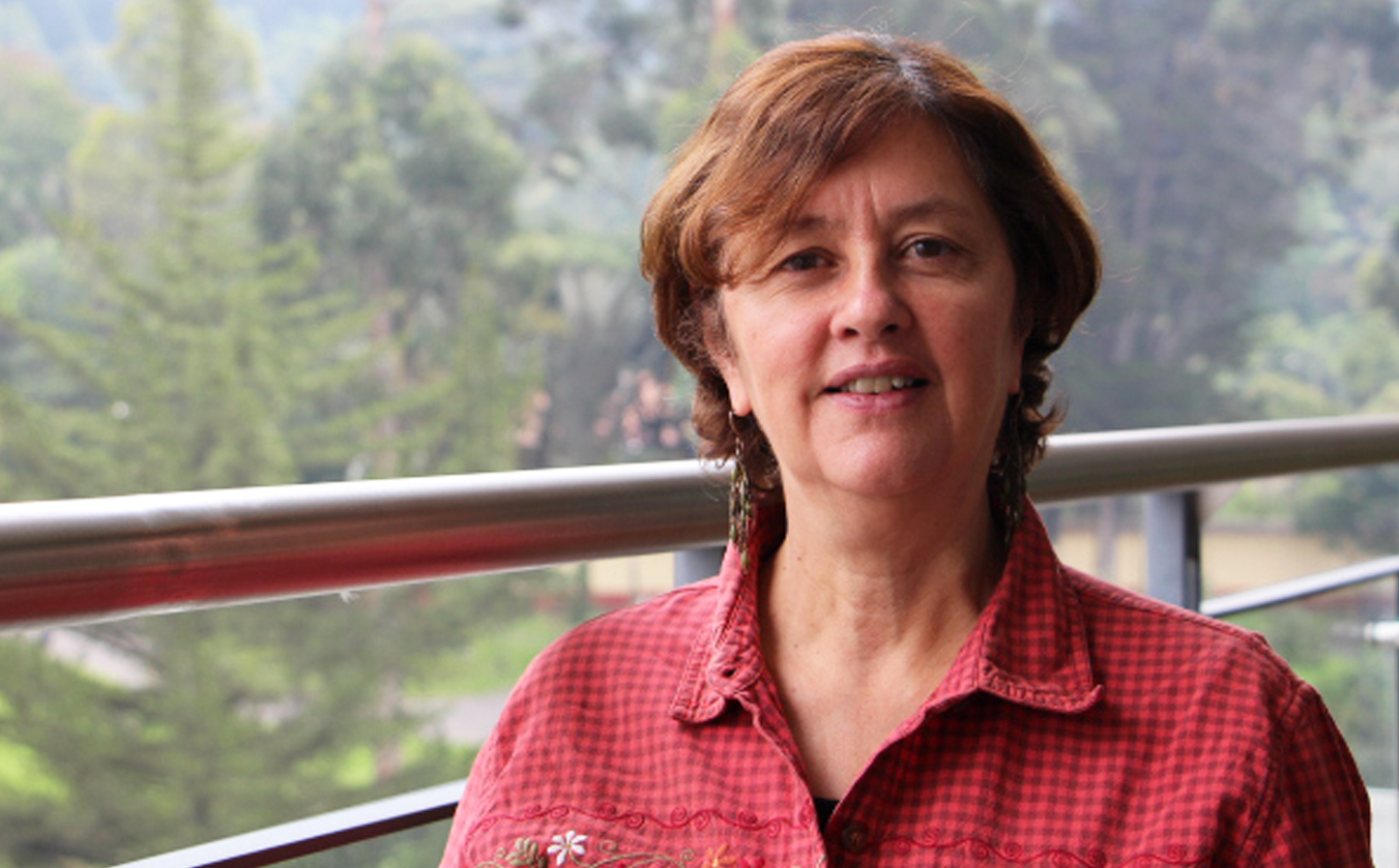 Copa de vino en agradecimiento a María Elsa Correal | Uniandes