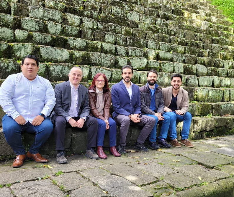 Presentación de pitch de estudiantes a aliados de Corona Inspira
