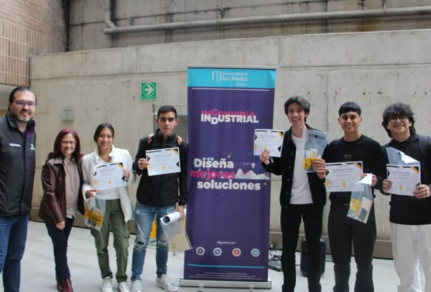 Ganadores de los retos de ExpoAndes con sus certificados