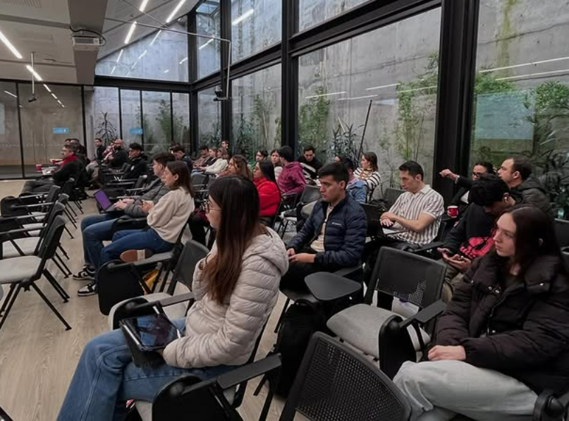 Estudiantes en el Conversatorio Next Gen Innovators