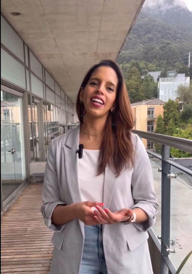 Ana, egresada de Ingeniería Industrial, recibiendo el premio