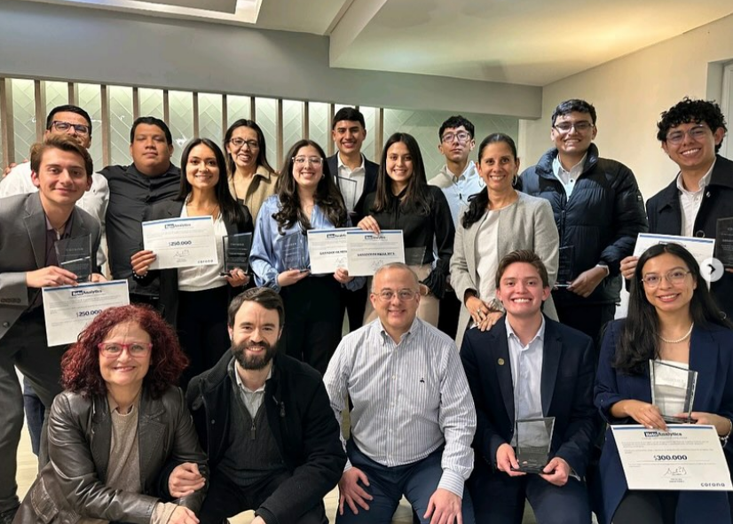 Grupo de estudiantes y expertos en el Pitch Grupo Corona