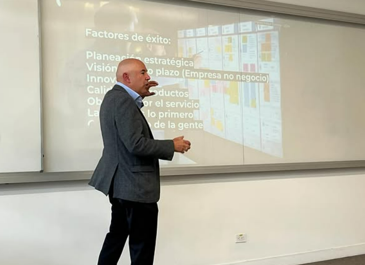 Felipe Estrada en el evento Cara a Cara
