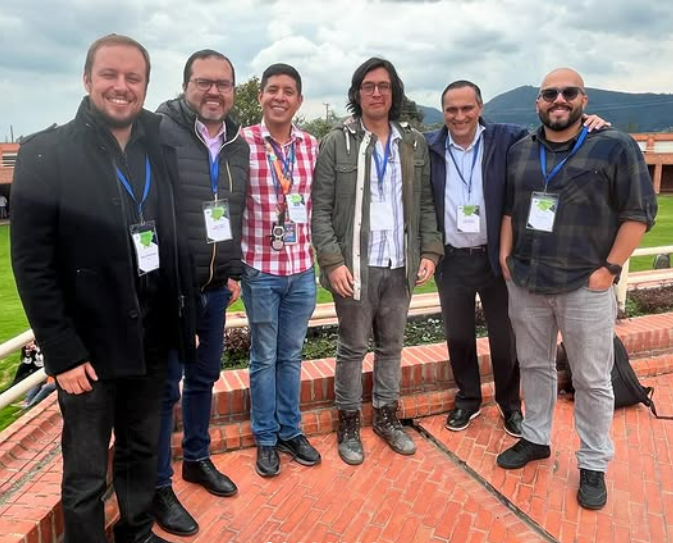 Grupo de ingenieros de Uniandes en el Foro