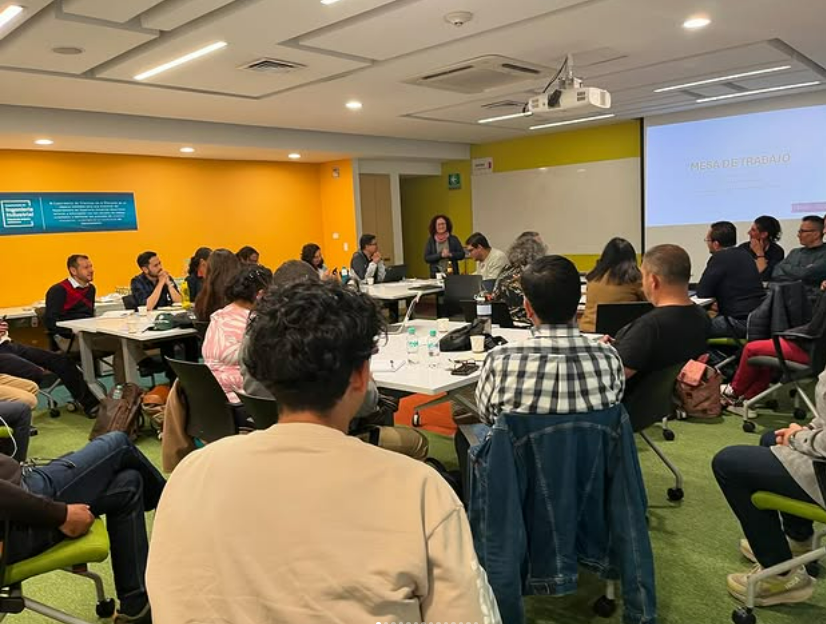 Grupo de personas en un taller de Ingenieros Sin Fronteras en Guasca