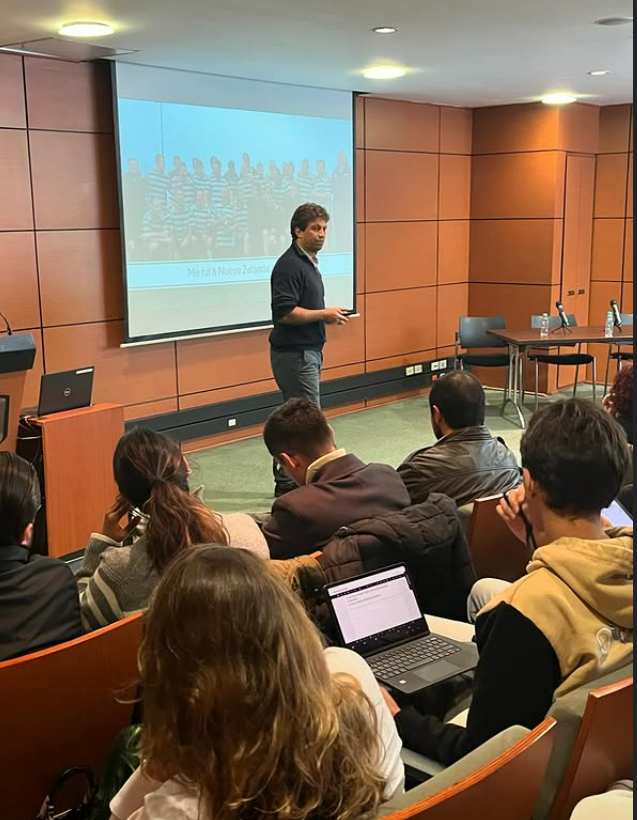 Pablo Lemoine dando una charla a estudiantes